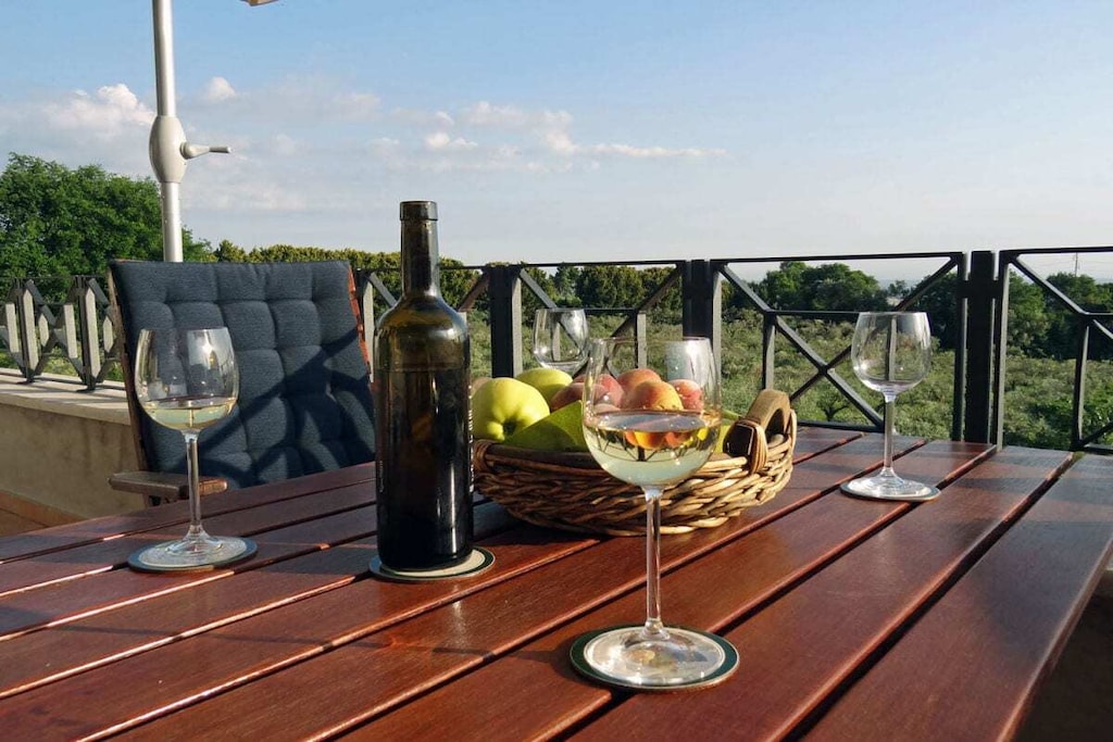 The holiday apartment "Melograno" (130m², including a 30m² roof terrace with sea view) is located in the private park of Villa Stauder, in the Castelli Romani area and close to Rome. It is located on a large estate with lawn, ornamental plants and olive groves. Swimming pool available (4.6 meters in diameter)
The holiday apartment "Melograno", suitable for 4 - 5 people, is on the 1st floor of the holiday home, is spacious, sunny, quiet and has a large panoramic terrace with dining table, parasol and deck chairs for relaxing. Facilities: two bedrooms and a children's room, living room, kitchen-living room and 2 bathrooms.
Enjoy the panoramic view of the surrounding olive groves, the nearby sea and in the evening while having dinner the sunset on the terrace.