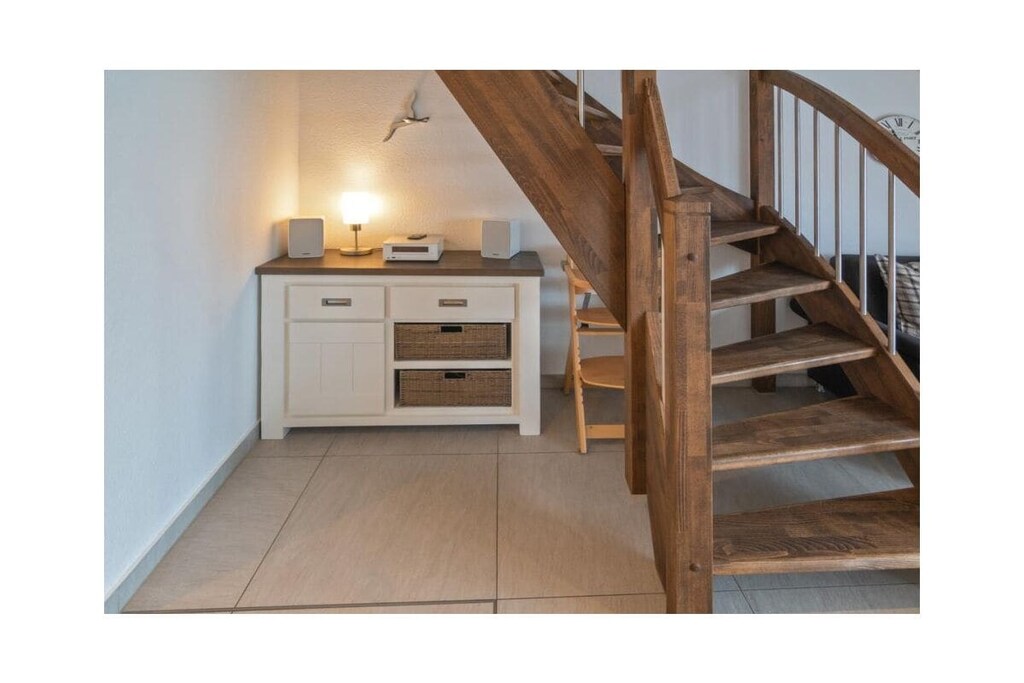 Holiday apartment Deichoase
The holiday apartment Deichoase is rightly named: Here you will find your personal oasis directly behind the dike. The renovated and lovingly redesigned apartment has a special charm that no one can resist. It was designed with great attention to detail in a mixture of white and beige tones. Small accessories add maritime accents. The entire equipment is very high quality and modern.
The spacious fitted kitchen has space for everything you need to prepare your meals. Of course, a dishwasher is also part of the comfort. The living room with the elegant leather couch is also very stylish. Here you can use a modern LED TV including satellite system and DVD player for your entertainment.
Two bedrooms can accommodate a total of four people. One of them is equipped with a large double bed. The other has two single beds. Both rooms are under the sloping roof and therefore appear particularly cozy.
The bathroom is also exclusively designed. Equipped with a spacious, modern glass shower, a wall-mounted toilet, underfloor heating, a practical towel dryer, a washbasin combination with plenty of storage space, a large mirror and a hairdryer, you will particularly enjoy staying here.
Enjoy your evenings on the beautiful balcony, which offers a wonderful evening view of the sunset on the sea side.
For a carefree start to your vacation, book our linen package. This consists of bed linen, towels, shower mats, tea towels and a service set (toilet paper, dishwasher tablets, garbage bags, dish brush, cleaning cloths and other little helpers for a carefree start to your vacation.