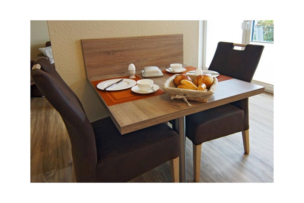 Gordingstek holiday apartment
Spend unforgettable days on the North Sea and feel completely at home. This is guaranteed by this beautiful holiday apartment. Gordingstek offers enough space for two people. A baby or toddler could also travel with you. A baby travel bed is available for this if required.
Gordingstek is a renovated and newly designed holiday apartment that is particularly inviting thanks to the light color scheme. Small maritime details have been cleverly placed and exude an unmistakable North Sea flair.
In the living room you can relax in the cozy seating area. Entertainment is also taken care of: Here you will find a new flat LED TV including satellite TV, a DVD player including DVD and a CD player with radio.
The modern fitted kitchen has been equipped with every comfort for cooking together. Oven, stove, extractor hood, coffee machine, refrigerator, dishwasher in the kitchenette, microwave, mixer and toaster leave nothing to be desired and help you feel at home.
A washing machine and dryer are also available in the storage room. The holiday apartment is on the ground floor and has a beautiful terrace with a seating area that invites you to enjoy the sunset.
For a carefree start to your vacation, book our linen package. This consists of bed linen, towels, shower mats, tea towels and a service set (toilet paper, dishwasher tablets, garbage bags, dish brush, cleaning cloths and other little helpers for a carefree start to your vacation.