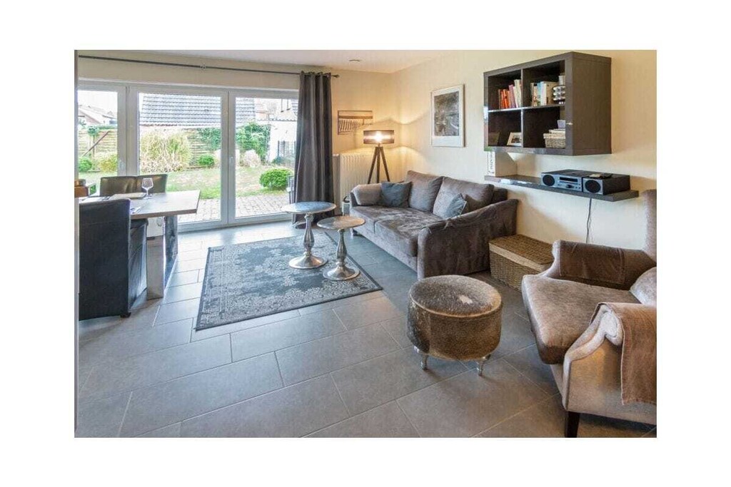 Holiday apartment "Nordperle 3", Fischerweg 10, UG
Spend your holiday in Norddeich, one of the most picturesque holiday resorts on Germany's North Sea coast. Experience an idyllic combination of endless sandy beaches, fresh sea air and maritime flair. Immerse yourself in the relaxed atmosphere of this coastal town and let yourself be enchanted by the beauty of the North Sea.
Norddeich not only offers a variety of leisure activities for those seeking relaxation and beach lovers, but also a varied program for nature lovers and active holidaymakers. Discover the unique landscape on long walks, explore the fascinating animal world in the Lower Saxony Wadden Sea National Park or take part in one of the numerous activities on offer.
Enjoy your stay in Norddeich in our charming holiday apartment "Nordperle 3" and leave the stress of everyday life behind you!
Our cozy apartment, furnished in a stylish shabby style, is designed for two people, is located on the ground floor of a quiet terraced house and skilfully combines comfort and functionality.
The spacious living area invites you to relax and the comfortable couch with a view of a flat screen TV is the perfect place to relax after an eventful day or to watch an exciting film. A matching coffee table is available to keep drinks and snacks within easy reach.
The modern kitchenette fits seamlessly and harmoniously into the living area and leaves nothing to be desired: four hotplates, a dishwasher, a spacious refrigerator, microwave, oven and a toaster are available for you. Fully equipped with dishes, glasses and all necessary kitchen utensils, you can effortlessly prepare your meals here and enjoy them at the large dining table.
The bedroom promises a lot with its large double bed (approx. 180 × 200 cm) and a V