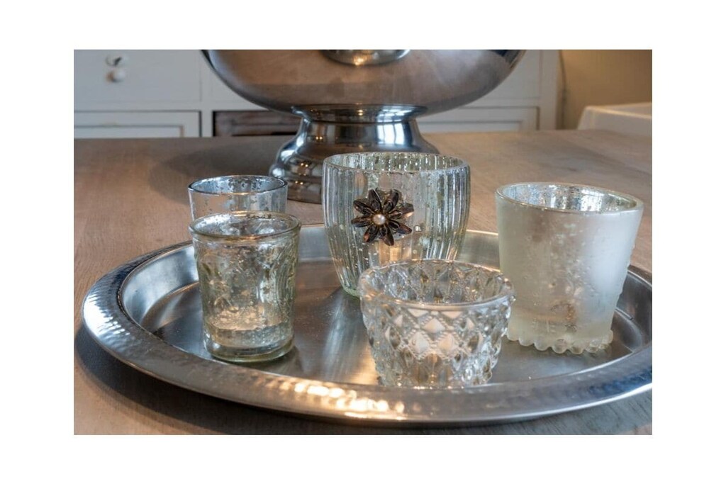 Holiday apartment "Nordperle 6", Fischerweg 10, OG
Norddeich, our picturesque coastal village on the North Sea, is a true paradise for those seeking relaxation and nature lovers. Here, where the fresh breeze of the sea blows away everyday worries, the pulsating rhythm of everyday life can be forgotten.
Norddeich attracts with its wide sky and untouched coastal landscape. The green dikes invite you to take relaxing walks, while the Wadden Sea National Park, a UNESCO World Heritage Site, offers unforgettable insights into a unique natural environment.
Just a few minutes' walk from the dike, you will find your holiday home "Nordperle 6" an idyllic retreat for your very own personal time out by the sea.
Your "second home" is on the upper floor of a tasteful terraced house in a wonderfully quiet residential area and is designed for four adults. The cozy holiday apartment extends over the upper and top floors and is not only a place of peace, but also of stylish comfort.
The spacious living area combines kitchen, dining and living room and impresses with its open concept and shabby chic furnishings that invite you to linger.
The modern kitchenette is well equipped with a stove, dishwasher, refrigerator, microwave, oven and all the necessary utensils you need to prepare your meals. A large, inviting table offers enough space and forms the center for your cozy meals.
You can relax in the stylish living area, where a couch and a TV opposite the balcony access ensure entertaining or cozy evenings.
The 2 × 3 m balcony itself is an idyll for morning coffee moments or an evening glass of wine under the starry sky and offers seating for four people.
The bedroom has a comfortable double bed (approx. 180 × 200 cm), is completed by bedside tables and lamps, as well as a spacious wardrobe