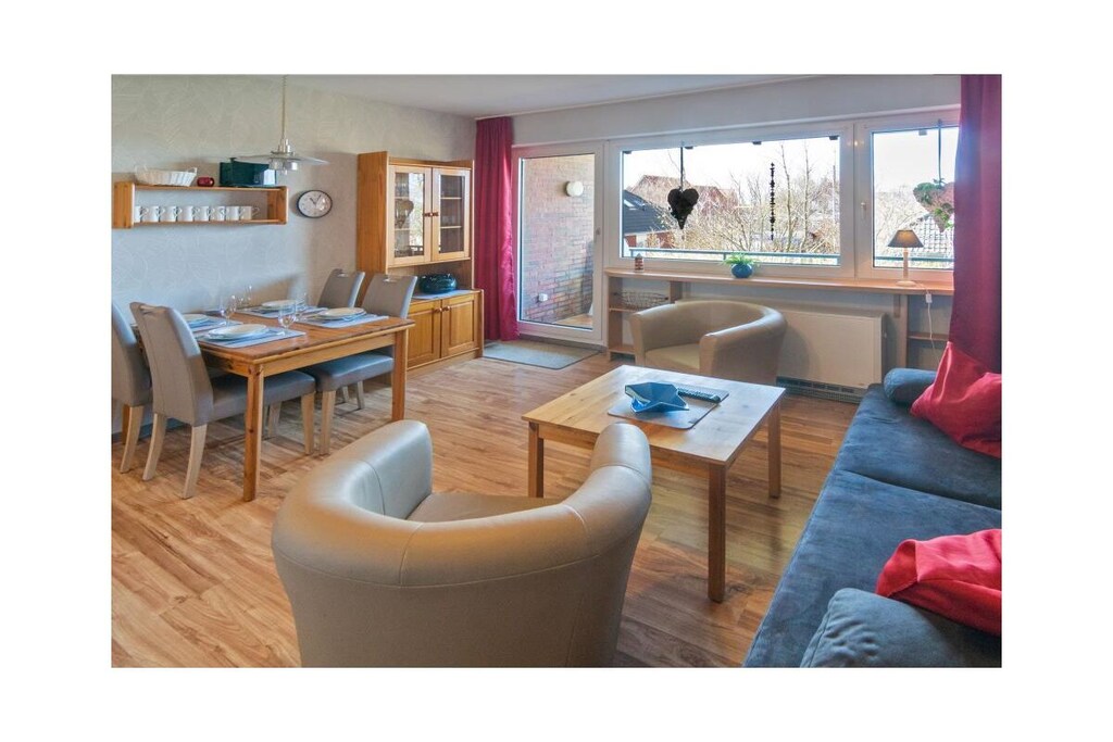 Beach shell, Deichstr.15, Norden
In the beach shell you can spend long holidays and quiet hours. From the beach shell you can reach the North Sea in just a few minutes and spend time on the beach. The northern kingdom is also not far away. The small center of the city with its attractive restaurants and great hospitality ensures many beautiful memories.
The house
The apartment is on the first floor and is therefore always easily accessible even for older people. With a side view of the dike, you can have dinner on the adjacent balcony! Of course you can also enjoy breakfast here - depending on your personal preferences.
The first bedroom has a 160 x 200 cm double bed. In addition to this there is also a wardrobe with plenty of storage space. There is also a small television, which allows for cozy evenings in bed. The 180 x 200 cm double bed in the second bedroom, as well as a wardrobe and a chest of drawers offer plenty of space to spread out. There is also a television in this room. Thanks to the shutters, both bedrooms can be darkened at night.
The living and dining area is also equipped with a television. There are also several seating options as well as a radio and (board) games.As the living and dining room is connected to both the kitchen and the balcony, breakfast can be brought directly outside.
The kitchenette has dishes for three people, a hotplate, a refrigerator and an oven. For all coffee lovers, the freely usable coffee machine and the Senseo should be a great addition.
You don't have to go without your morning toast either, because the toaster is always ready for use.The balcony faces west and is therefore mainly exposed to the sun in the evening. The seating area with tables and chairs invites you to enjoy the sunny evenings.