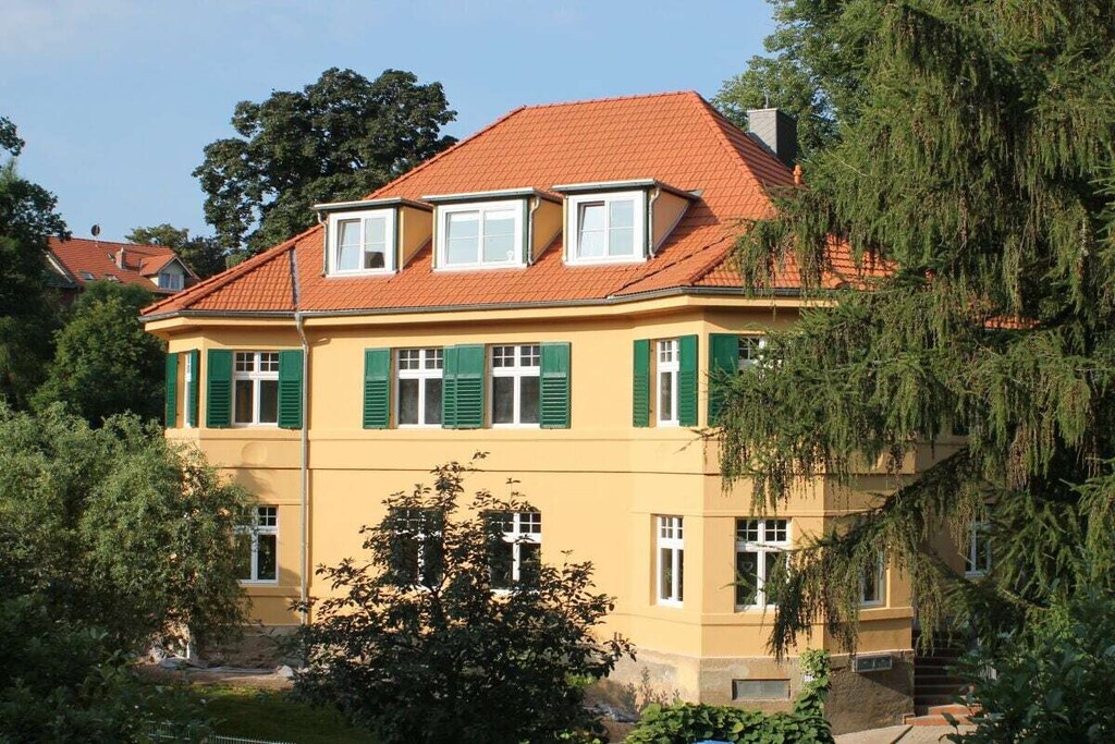 Welcome to the holiday apartment "Zur Prinzenschule"!
The charming holiday apartment on the 2nd floor has two bedrooms with a double bed or two single beds (through room) and a cozy living area. On approx. 63 m² you can make yourself comfortable in the garden corner after hikes or bike tours or just put your feet up.
In addition to the 2 bedrooms, the holiday apartment consists of a modern, fully equipped open kitchen (with toaster, coffee machine, kettle, dishwasher, refrigerator, etc.), bathroom with shower and toilet, free WiFi and TV.
Children (cot and highchair are available) are welcome guests in the non-smoking residence. A parking space for your vehicle is available.