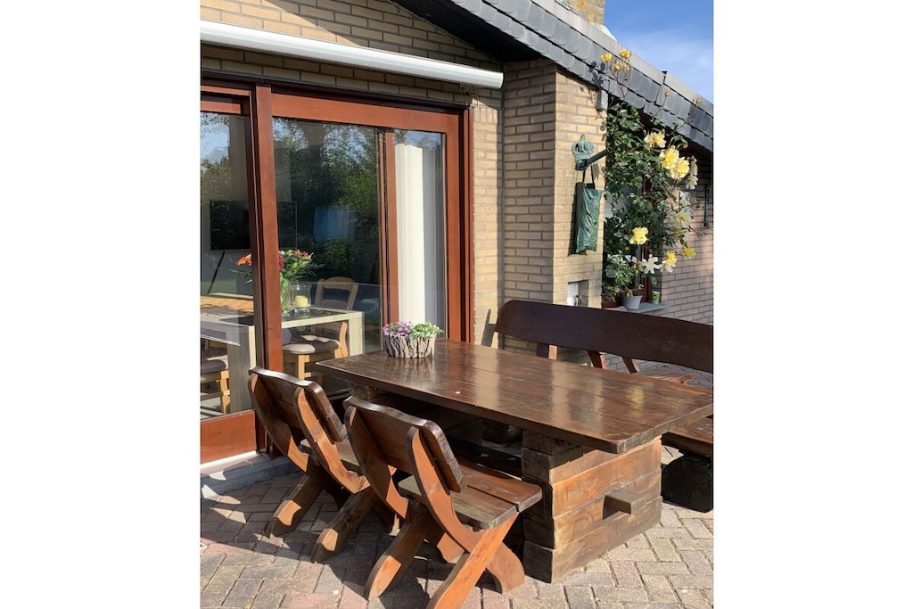 Dear guests, our holiday home is 85m² in size, offers optimal comfort for 4 holidaymakers and is equipped with a wind-protected terrace. In the kitchen area we have a microwave and an oven as well as all the small appliances you need.
A large flat screen TV with satellite reception and a Blue-Ray player offer relaxation even in bad weather.