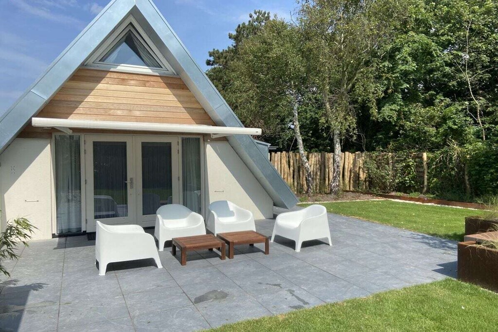 Welcome to the SP 13 holiday home, a non-smoking house for up to 5 people! 

The comfortable living room with a wonderful corner couch, cable TV with 6 German channels, DVD player, radio-CD player, WiFi.

The open kitchen is equipped with a fridge with freezer compartment, gas stove with oven, dishwasher, microwave, coffee machine, kettle and a toaster.

3 bedrooms, one on the ground floor with 2 single beds. 2 bedrooms on the upper floor, one with 2 single beds and one with 1 single bed.

Spacious bathroom with shower, sink and washing machine. The toilet is separate.

Large garden with a sheltered terrace, south-facing, garden furniture, deck chairs, parasol, garden grill. The garden is not completely fenced in, a dog can escape through the bushes at the back. Parking on the property.