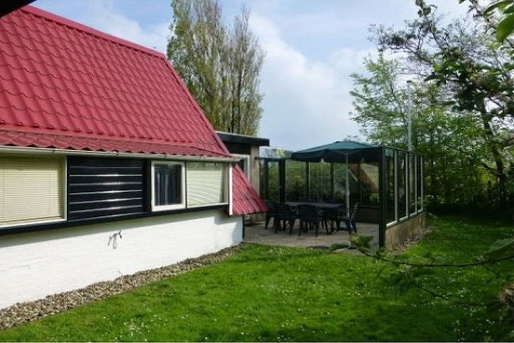 Welcome - Holiday home SP 26 with a view of the pond! Suitable for 4 people - ideal for a family!

All on the ground floor on 64 m² is the living room with a modern sofa, TV, DVD player with USB connection, radio, WiFi. Books and board games are available.

The modern and open kitchen is equipped with a stove, oven, microwave, extractor hood, dishwasher, refrigerator with separate small freezer compartment, toaster, kettle, coffee machine, blender and a kitchen boiler.

There are 2 bedrooms with a double bed and 2 single beds. There is a wardrobe/chest of drawers and a clock radio in each.

The bathroom has a shower, a washing machine and a boiler. There is also a separate guest toilet with a sink.

The garden is completely fenced. There is also a parking space available.