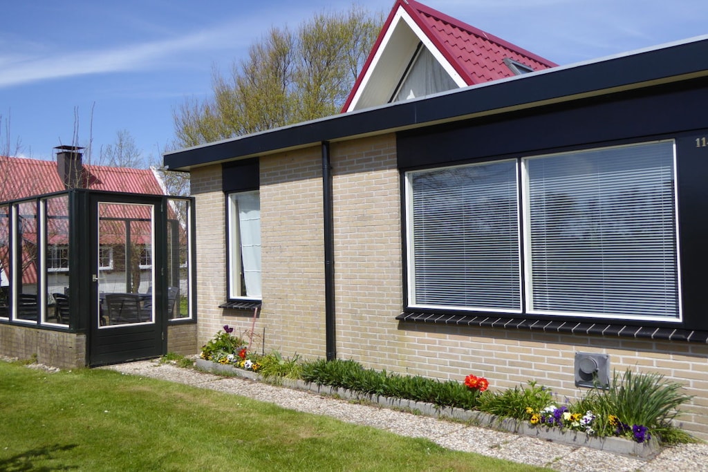 Ground floor: (Living room(TV, DVD player, radio, party games), Kitchen(dining table, stove, electric kettle, toaster, coffee machine, oven, microwave, dishwasher, fridge, freezer, high chair, dishes and cutlery), bedroom(double bed, TV, radio, cot), bedroom(single bed, single bed, TV, radio), bathroom(shower, washbasin, toilet))\n\nHot Water, Internet access, Internet access, washing machine, terrace(Sun Umbrella, garden furniture), garden(Sun Umbrella, Barbecue center), parking