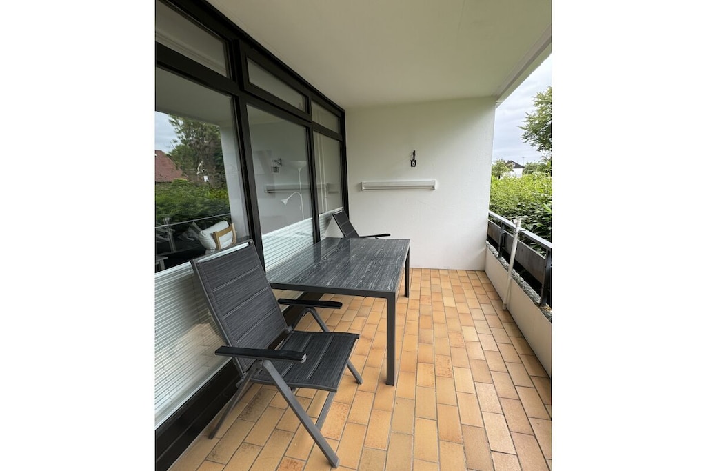 Welcome to our charming holiday apartment in Kellenhusen!

With an area of 53 square meters and 1.5 rooms, our modernly equipped holiday apartment offers the ideal retreat for up to four people.

The living room invites you to relax with a comfortable sofa and an impressive 55-inch TV. The adjoining dining area and the open kitchen offer everything you need for a relaxing holiday: a refrigerator with freezer compartment, a dishwasher, a stove with oven, a coffee machine, a kettle, a toaster and plenty of dishes. The sleeping area is divided by a curtain and offers a comfortable double bed (1.80 x 2.00 m) and a spacious wardrobe.

The separate bedroom or children's room has two single beds (each 90 x 200 cm) as well as fly or mosquito protection and a pleated blind.

The modern bathroom is equipped with a floor-to-ceiling shower, a toilet and a towel radiator.

The apartment has a large south-west facing loggia with balcony furniture.

A washing machine and dryer are available in the basement for a fee. The apartment also has its own parking space.