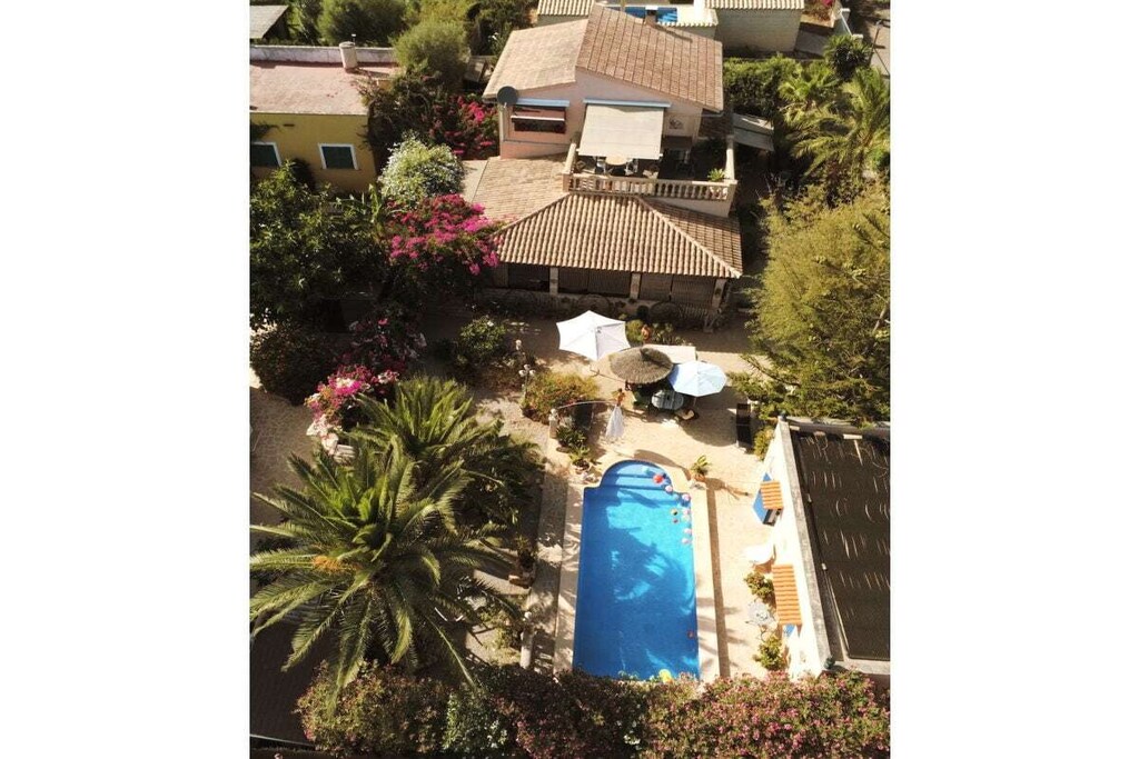 The holiday apartment is on the upper floor of a detached house (the owners live downstairs) in a quiet residential area not far from the S'Amarador beach. From the roof terrace you can see the lovingly maintained garden, the pool and some other gardens, and the sea. Weber gas grill.
Large, bright living room, bedroom 31 m². Air conditioning (fee applies when used).
Very well equipped kitchen, 2 refrigerators.
Bathroom with toilet, bidet, shower.
Free use of bicycles to the beach and in the surrounding area possible.
Not suitable for people with animal allergies.