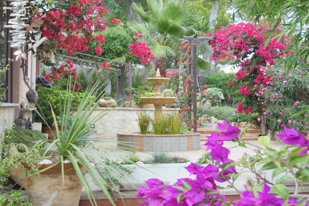 On the 1st floor: (hallway(Mirror, Wardrobe Coatrack), Living room(Armchair, Fan, Games, TV, stereo unit, air conditioning, insect screens), open kitchen(Egg Cooker, Tea Towels, Kitchenette, radio, hob, electric kettle, toaster, coffee machine, oven, microwave, fridge, freezer), bedroom(Bed Linen, Fan, Wardrobe, double bed, TV, radio, air conditioning, insect screens), bathroom(shower, washbasin, hairdryer, Towels incl.))\n\nHot Water, Vacuum Cleaner, Internet access, heating, garden(outdoor shower, garden furniture, swimming pool), deckchairs(Sun Umbrella, dining table, garden furniture, sun loungers, awning), bicycles available, ironing board, iron, drying cabinet, parking (paying)