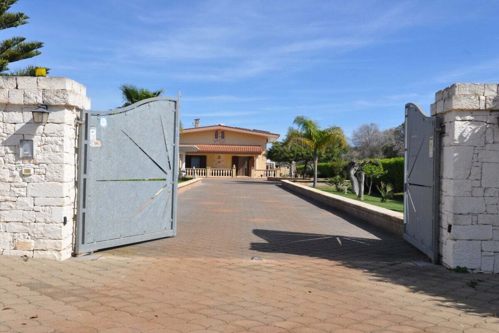 Welcome to Villa Graziella, your perfect holiday destination in San Vito dei Normanni, Apulia. Our holiday villa can accommodate up to 6 guests in 140 square meters of living space.
The house offers a beautiful living-dining room, an open modern kitchen with all electrical appliances. Three air-conditioned bedrooms on the upper floor, a bathroom on the upper floor and a bathroom on the ground floor. There is also a bathroom with shower, toilet and sink outside.
A highlight is the large, illuminated pool (12 x 7 m) with a depth of 1.30m to 2.40m. Of course, there is an outdoor shower for hot days and a toilet. There are six loungers and a seating area around the pool.