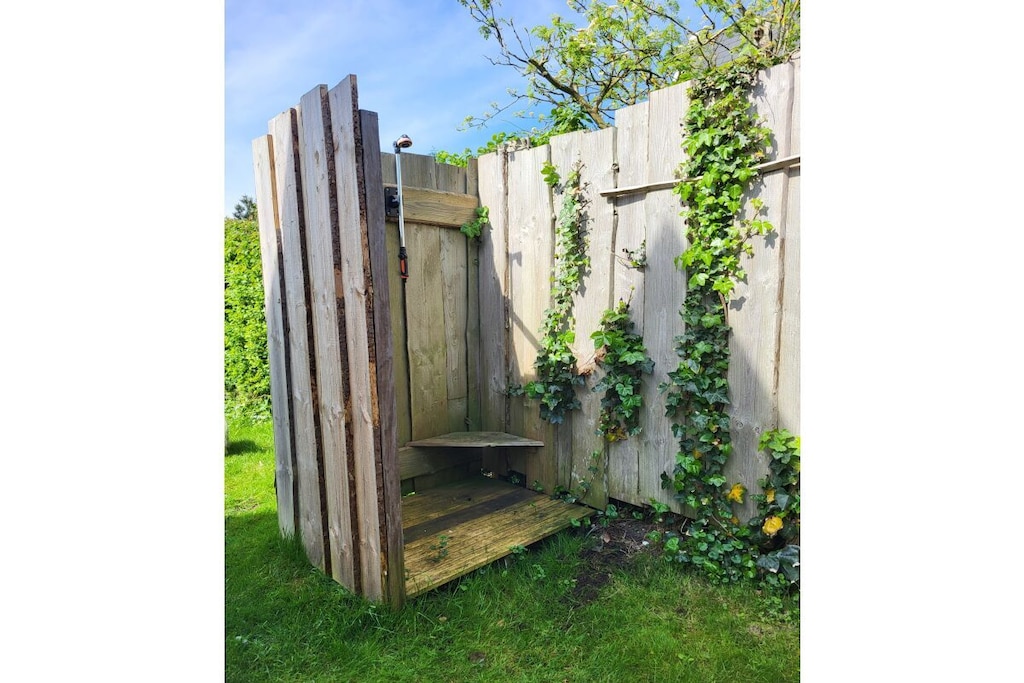 Ground floor: (Living room(TV, seating area), Kitchen(dining table, hob, electric kettle, toaster, coffee machine, oven, microwave, dishwasher, fridge-freezer), bedroom(double bed), bedroom(single bed, single bed), bathroom(Mirror, toilet, shower, washbasin))\n\nHot Water, Internet Access DSL, Internet access, Internet access, parking