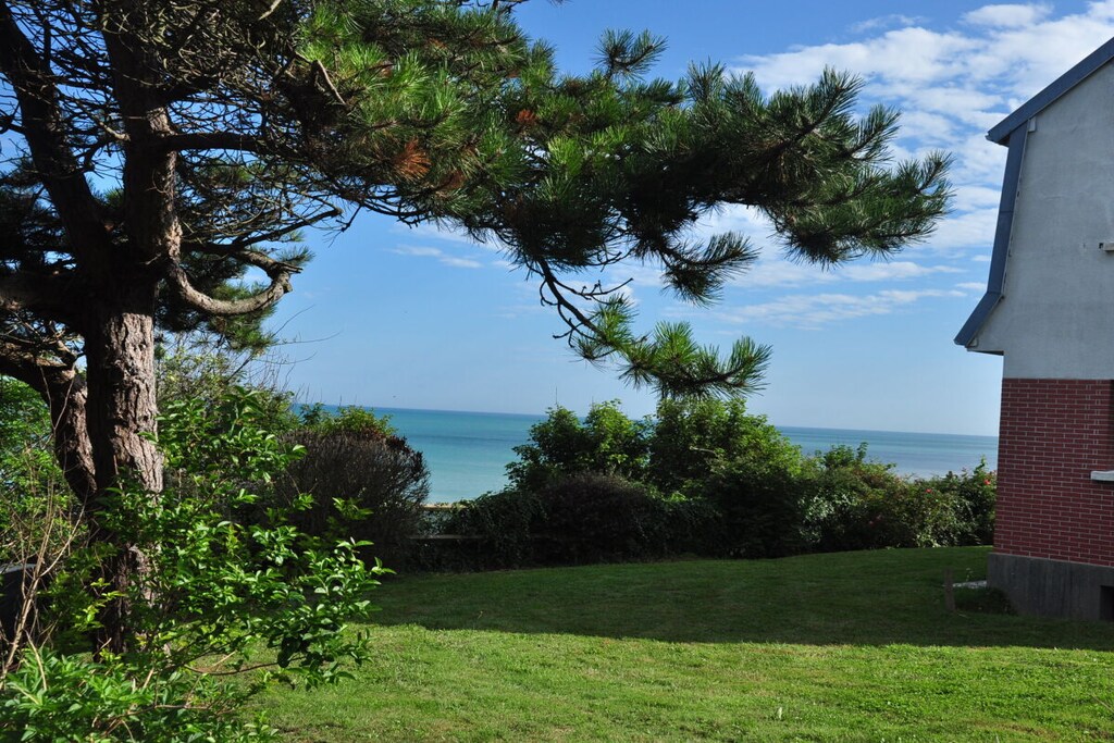 Country house close to the sea - Comfortable and functional, well-equipped, modern style) for quiet and relaxing holidays with family and friends.
The beach can be reached on foot in less than 5 minutes.
You will live in a practical and comfortably furnished house and will find a uniquely beautiful landscape with a wealth of leisure activities.
A large garden of 2000 mÂ² (with a direct view of the sea), 4 rooms and 3 bathrooms are at your disposal. There is also a cozy living area with large windows that let in plenty of light and an open kitchen to the dining room.
The house has an internet connection.