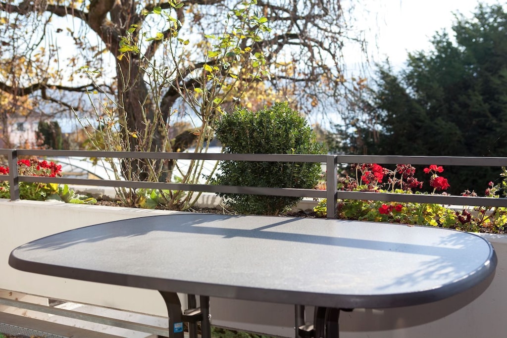 KÃ¶nigsegg with indoor swimming pool access