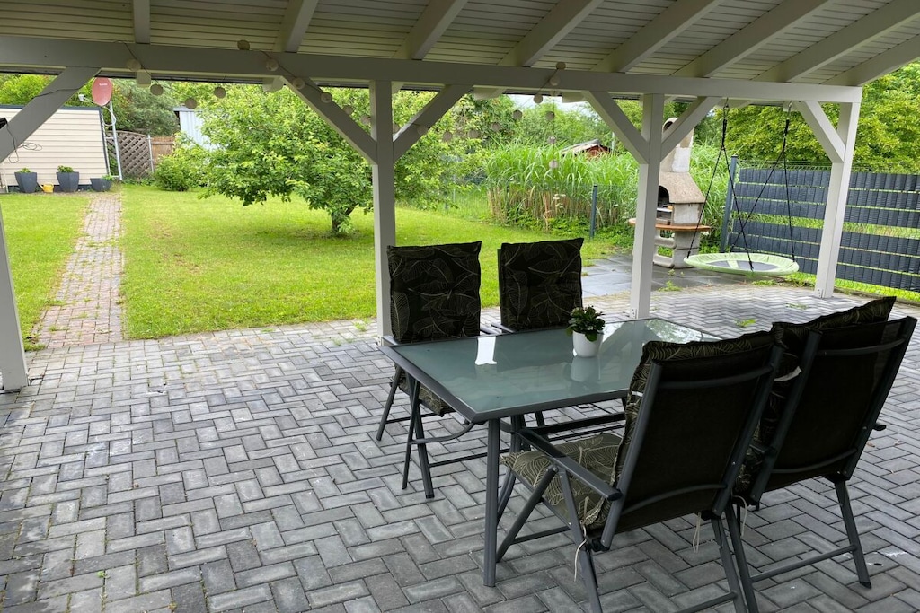 Modern, cozy holiday home in the heart of MV. Between the two most beautiful lakes, Müritz and Kölpinsee.
Centrally located
5 minutes from Waren Müritz
fenced property
A covered terrace right next to the holiday home and a lawn area await you.