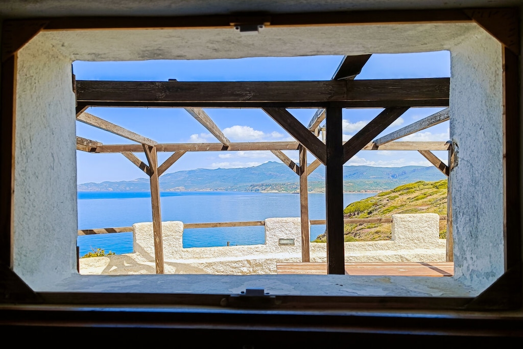 Ground floor: (Kitchenette(stove, oven, fridge, freezer), Living/diningroom(Sofa, single sofa bed, TV, dining table), bedroom(Bed Linen, Wardrobe, double bed), bathroom(Mirror, shower, washbasin, toilet, bidet))\n\nHot Water, Internet access, washing machine, terrace(Barbecue center, grill, garden furniture, sun loungers), parking, drying cabinet