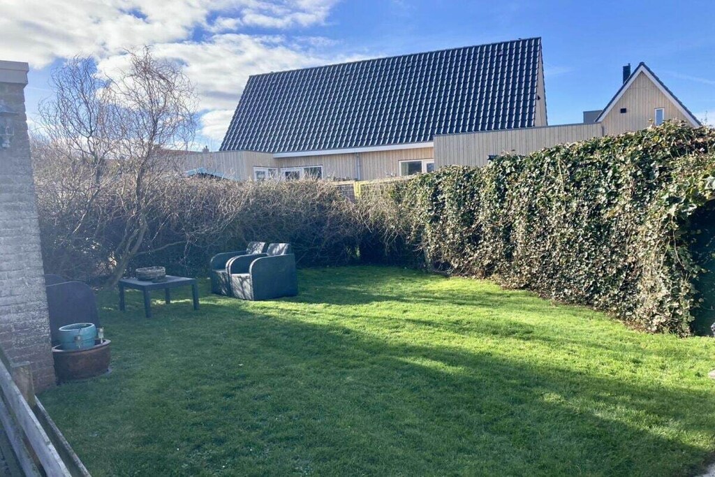 This cozy and romantically furnished holiday home is located on a quiet street just 150 meters from the sea and only a 3-minute walk from the center of Callantsoog with its restaurants and shops; open 7 days a week.

The private south-facing garden (50 m²) is furnished with garden furniture.

The holiday home has an entrance hall, a bathroom with shower and toilet, two bedrooms (one with two single beds and one with a bunk bed), a kitchen, and a living room.

Of course, your pets are welcome, and there is no extra charge for them.