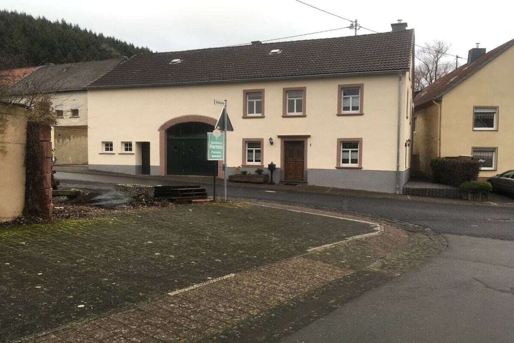 The holiday home is located in the center of Wallenborn. It is lovingly furnished in detail and has a wonderful atmosphere that only old houses with centuries of history can have. A pellet stove and heat from a heat exchange pump do the rest. Sitting in the living room in front of the pellet stove in the evening is so cozy. The holiday home also has a paved terrace with a 1.60m high metal fence gate. The view of the street can be individually varied using a mobile wooden partition wall. A gas grill is also available.