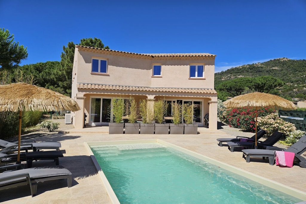 Ground floor: Fully equipped kitchen with induction hob, refrigerator with freezer compartment, dishwasher, and Nespresso coffee machine. Dining area, garden-facing living room with sliding doors leading to a private terrace with dining area. Saltwater swimming pool with pool terrace and sun loungers. The pool and pool terrace are shared with the other semi-detached house, Maison Laurier Rose. Upstairs: 3 bedrooms in total; 1 master bedroom with en-suite bathroom featuring a walk-in shower and sink, 1 double bedroom, and 1 bunk bed bedroom. Second bathroom with walk-in shower and sink. Separate toilet.

Mandatory, not included in the rental price:

Final cleaning: €150.00

Bed and towels: €25.00 per person