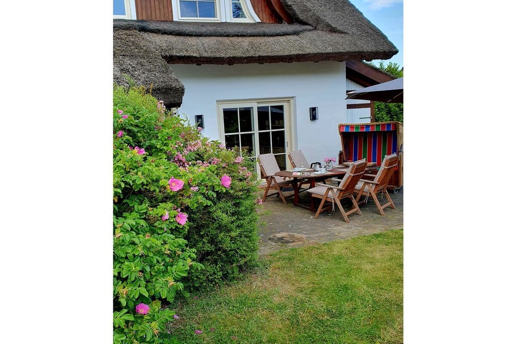 With ample space for up to 8 people, spread over 3 floors and 145 square meters, and featuring 4 bedrooms (3 with en-suite bathrooms), a private sauna, and a fireplace, this house invites you to relax and unwind.

The lovingly landscaped grounds are surrounded by a traditional Frisian wall with rose hedges and blend seamlessly into the natural surroundings of the nature reserve.

Private access to the Bodden lagoon is reached via a wooden staircase and is ideal for children and water sports enthusiasts.

The house's location offers you the opportunity to hike, cycle, or enjoy long walks in unique natural surroundings directly from the property.