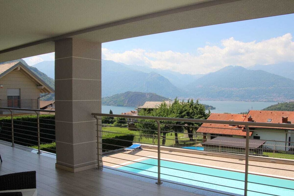 Book for 2 weeks: 5% discount (not combinable with other offers).
The newly built luxury holiday apartment is beautifully furnished, consisting of a spacious and bright living room with a new 75" satellite TV, free Wi-Fi, a dining room, and a kitchen with an induction stove, dishwasher, microwave, kettle, and more.
The fully covered balcony with a beautiful view of the lake invites you to linger. Enjoying the sunset from there is especially romantic.
Double Suite 55 m² with new 65" satellite TV, new 180x200 mattresses (24 cm thick), en-suite bathroom with toilet, shower, and whirlpool. 2 twin bedrooms with new 100x200 mattresses (24 cm thick), bathroom with shower, toilet, and washing machine. Air conditioning in each room.
1 covered parking space + 1 parking space.
Pool open from April to September for our guests: 20 m² children's pool (60 cm deep) + 60 m² adult pool (6x10 cm), garden, sun loungers, solar shower. Please note: Non-smoking accommodation.
097023-CIM-00045