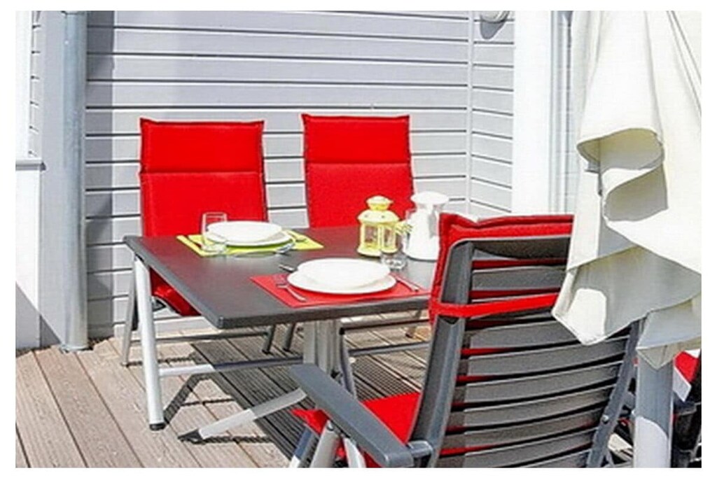 The semi-detached house in Scandinavian style with fireplace, infrared cabin and WiFi is located near the most beautiful sandy beach on Rügen. Your tastefully furnished accommodation is located in a small holiday complex, the Ostseepark.
The kilometer-long and beautiful beach is particularly suitable for the little holiday home guests, because here they can look for shells to their heart's content, bury dad and splash around in the shallow water. The adults can have fun sunbathing and swimming or enjoy the great view of the lighthouse of Kap Arkona while walking along the water. Afterwards there is an ice cream for the whole family at the harbor and the vacation day is perfect! Distance to the beach is about 500m.