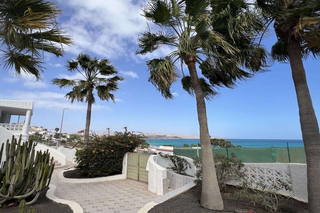 This detached architect-designed house boasts a secluded garden and is only 80 meters away from the beach. Our two completely renovated apartments offer magnificent sea views from their large, sheltered terraces. Enjoy a vacation under palm trees, lined with hibiscus, bougainvillea, cacti, and oleander, with occasional dips in the sea. The south-facing terrace offers sunshine until late afternoon. Two sun loungers, two chairs, and a breakfast table invite you to linger. The apartments feature new bathrooms with large showers, new and well-equipped kitchens (dishwasher, microwave, etc.), Wi-Fi, and a 43-inch TV. The bedroom is spacious and has a cozy seating area with two armchairs and a small work area. An extra bed is also available. The maximum occupancy per apartment is three people. A separate laundry room is also available.