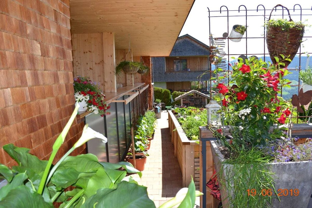 Our holiday apartment is new and very comfortably furnished.

We offer you a spacious holiday apartment for up to 5 people. The Panorama fer holiday apartment has two bedrooms with double beds as well as 2 bathrooms and a balcony.

The kitchen is equipped with everything.

Pure peace and relaxation awaits you on the terrace and in the garden.

If you stay 3 nights or more, you will receive a guest card for free use of various mountain railways and other activities. Bus, swimming pools, museums, etc.

We can also offer guided bike tours on beautiful bike paths, forest and meadows.

We would be delighted to welcome you.