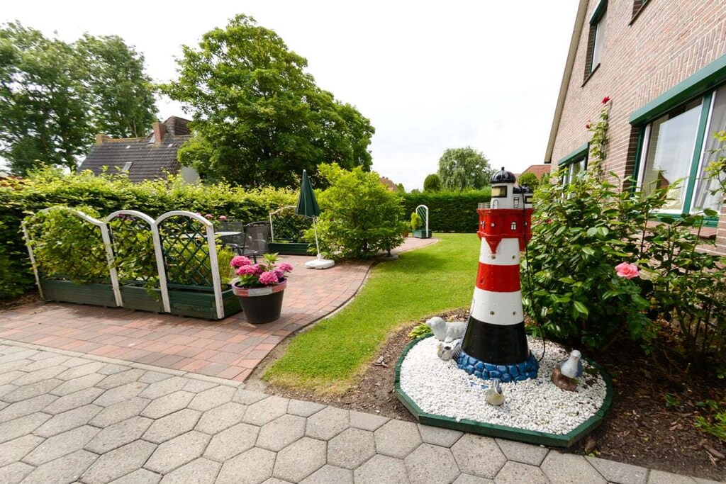 The holiday home was built in 1997 and measures 60 square meters and is equipped for 1-3 people.
On the ground floor, there is a fully equipped kitchen. The bathroom with a toilet, shower, and sink is also located on the ground floor.
On the upper floor, there is a bright, cozy living room with satellite TV. There are also two bedrooms on the upper floor, one with a double bed and one with a single bed and a travel cot. Seating is available in front of the holiday home and in the garden facing the street; the garden is shared with the holiday apartment. Parking is available on the street.