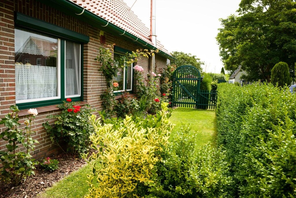 Ground floor: (hallway, Kitchen(stove, radio, electric kettle, toaster, coffee machine, oven, grill, dishwasher, fridge, dishes and cutlery), bathroom(shower, washbasin, toilet))\n\nOn the 1st floor: (Living room(TV, seating area, radio, CD player), bedroom(double bed), bedroom(single bed))\n\nHot Water, Vacuum Cleaner, heating, garden(Sun Umbrella, grill, garden furniture), parking, ironing board, iron, drying cabinet