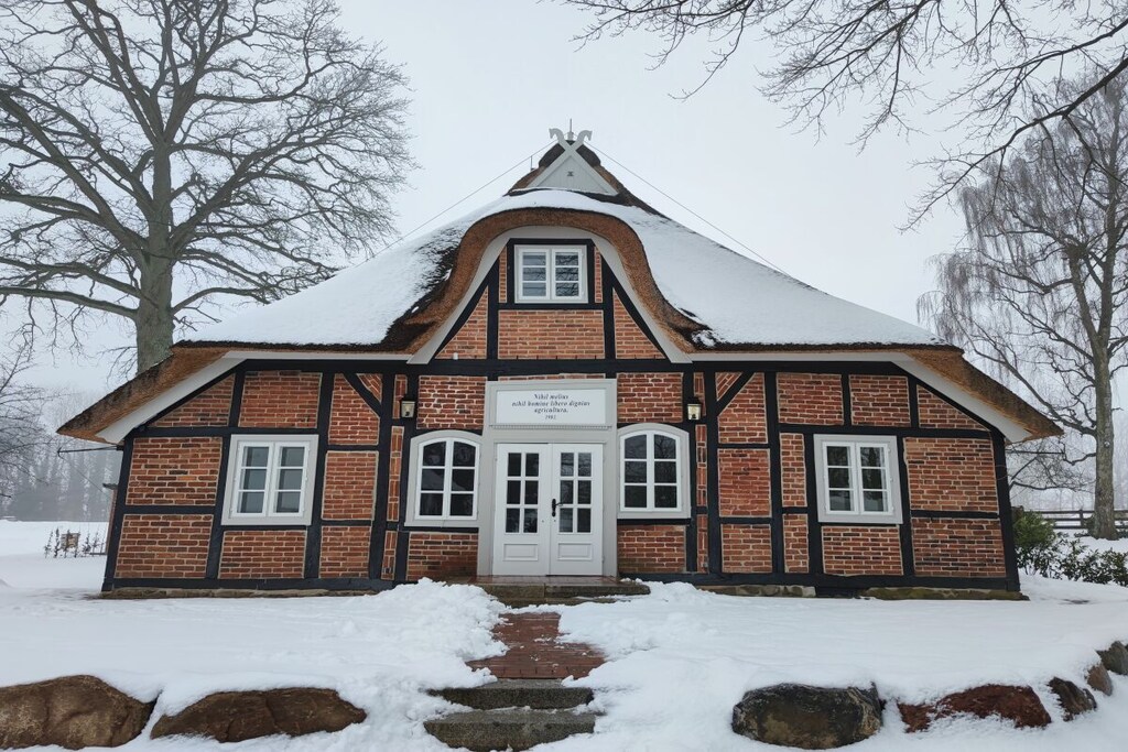 The sons of Kaiser Wilhelm II were educated at the Plön cadet school. They were also supposed to learn the basics of agriculture. For this purpose, a learning farm was set up on the island.
"Nothing is better, nothing more worthy of a free man than agriculture."
Your holiday apartment is on the top floor of the historic farmhouse mentioned above. It is modern and comfortably furnished and has several bedrooms and two bathrooms, meaning it has space for several guests, making it ideal for relaxing holidays with the whole family.