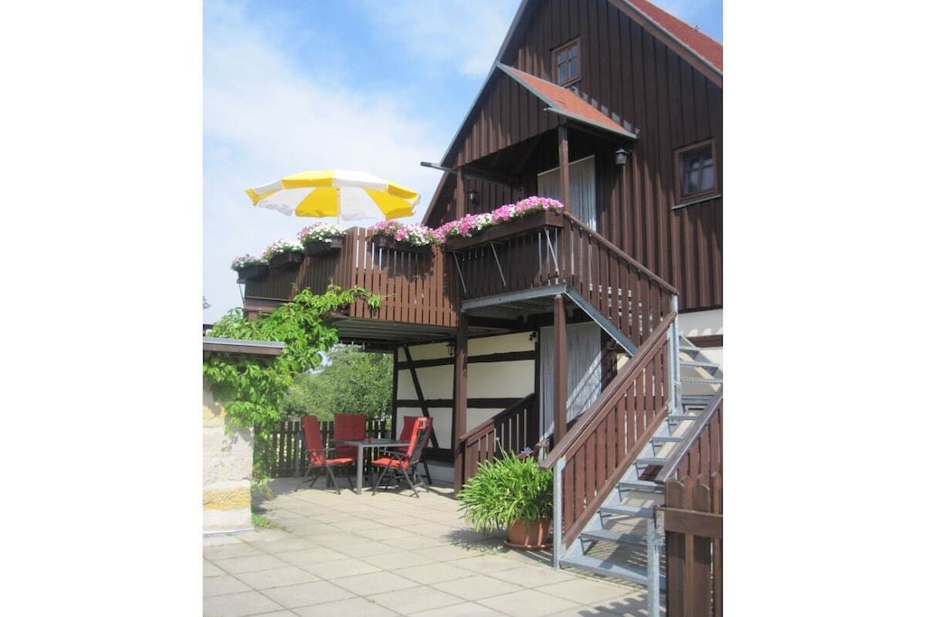 Enjoy the imaginatively and comfortably furnished rooms.
The holiday apartment has 2 separate bedrooms, 2 shower/WCs, and a living room with a kitchen, totaling approximately 70mÂ².

Our holiday home is quiet yet centrally located. Surrounding the property are large open spaces, a children's playground, a seating area with a parasol and a barbecue, and a trampoline in the garden. We've installed a dishwasher!
Wi-Fi is now available to our guests!