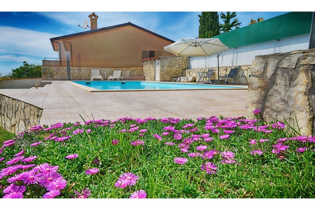 Villa in Brnobici with swimming pool