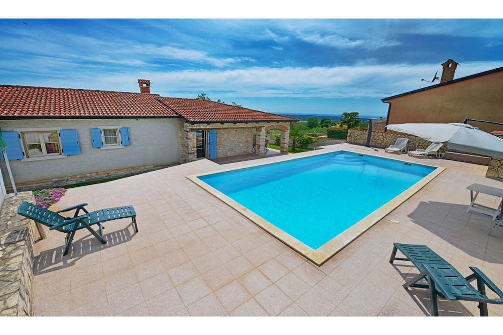 Living room(TV, fireplace), Kitchen(stove, electric kettle, toaster, coffee machine, oven, microwave, dishwasher, fridge, freezer, Food processor), bedroom(double bed, bunk bed), bedroom(double bed, bunk bed), bedroom(double bed, bunk bed), bathroom(bath tub), guest toilet, relaxation area(swimming pool), grill, tumble dryer, washing machine, terrace(terrace), garden furniture, parking, iron