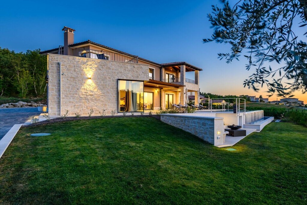 Safe, Living room(TV, fireplace, seating area, radio), Kitchen(electric kettle, toaster, coffee machine, oven, microwave, dishwasher, fridge, freezer, Food processor), bedroom(double king size bed), bedroom(double king size bed), bedroom(single bed, single bed), bedroom(single bed, single bed), bathroom(shower, washbasin, toilet), bathroom(shower, washbasin, toilet), bathroom(shower, washbasin, toilet), bathroom(shower, washbasin, toilet), guest toilet, relaxation area(swimming pool), grill, tumble dryer, washing machine, balcony(balcony), terrace(terrace), garden furniture, parking, iron