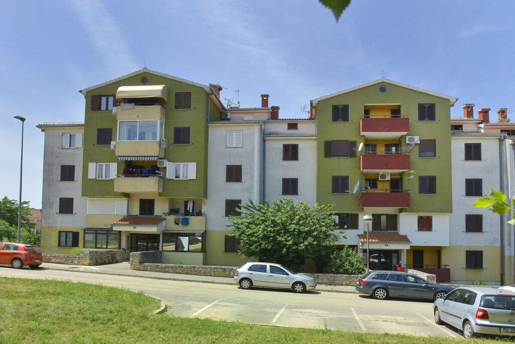 It consists of a bedroom with a double bed and a bunk bed in the same room, a living and dining area, and an open-plan kitchen.
It sleeps 4 people. Free Wi-Fi is available.
The town center, the beach, and supermarkets are within walking distance.