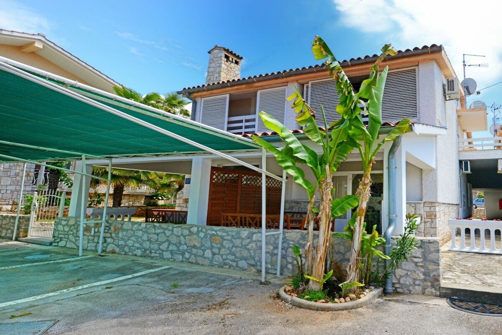 It is located in the Gornji Spadici area, just a few minutes' walk from the beach.
It consists of a living room, dining room, and kitchen as a single area, a bathroom with a walk-in closet, and a bedroom with a double bed. The sofa in the sitting area is foldable and can accommodate two people.
In front of the apartment is a terrace with a table and chairs where you can enjoy your meals.