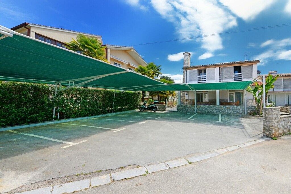 Kitchen(electric kettle, toaster, coffee machine, fridge, Food processor), bedroom(double king size bed), bathroom(shower), parking