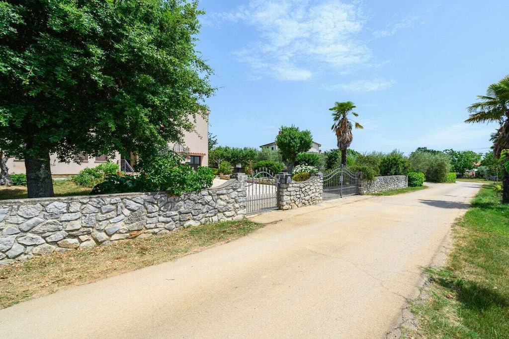 Apartment David is a modern, spacious apartment located in the village of Dracevac near Porec. It can accommodate two adults and one child.
It consists of a spacious living, dining, and kitchen area. The living area leads to a large covered balcony with a seating area and table and chairs.
The kitchen is fully equipped, modern, and of a high standard. There is a bathroom with a bathtub, washing machine, and dryer, and a bedroom with a large double bed. An extra bed for an older child up to 12 years old or a baby cot can be provided.
The beautiful garden has a children's sandbox and some toys for toddlers.
The apartment is located on the first floor of a detached house in a quiet neighborhood.