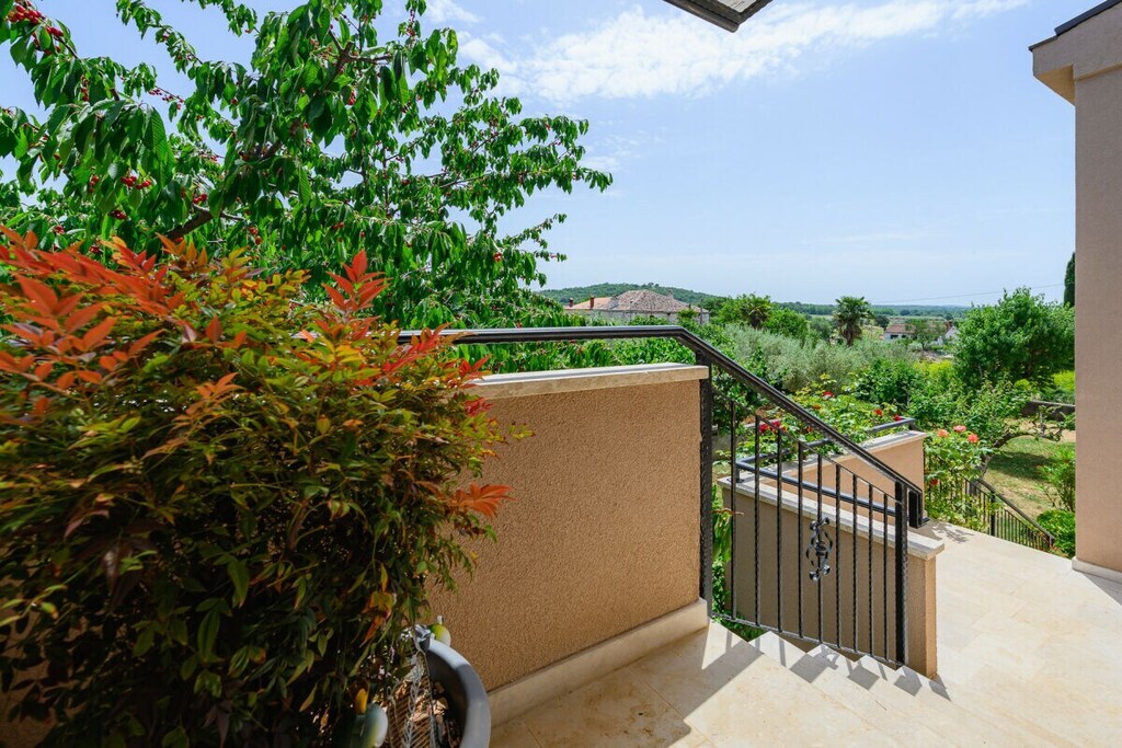 Living room(single sofa bed, TV, fireplace), Kitchen(electric kettle, toaster, coffee machine, oven, microwave, dishwasher, fridge, freezer, high chair, Food processor), bedroom(double king size bed), bathroom(bath tub), grill, tumble dryer, washing machine, balcony(balcony), garden furniture, parking, iron