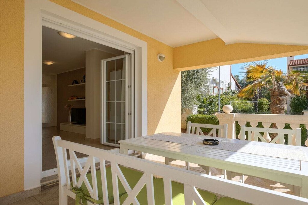 Apartment Hari I is a beautiful apartment in the Villa Opati family house. It is located on the ground floor. It consists of a double bedroom opening onto a balcony. There is a small kitchen and a living and dining area that leads to a larger terrace with a table and chairs. The sofa bed in the living room converts into a comfortable double bed.
The apartment is fully equipped, there is Wi-Fi, and private parking is available in front of the house. The area is quiet, with private houses and apartments, and the sea is about 800 meters away. The nearest beach is Marea Beach at the Valamar Marea Hotel.