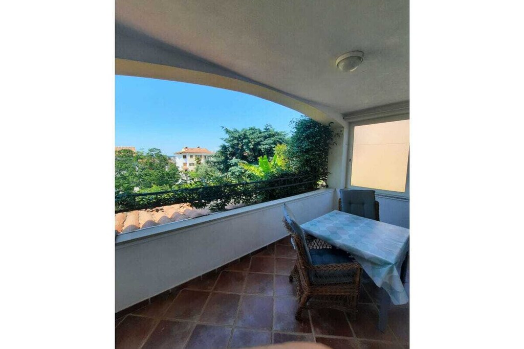 The location offers easy access to the beach and the center of Porec.
It consists of one bedroom with a double bed, a bathroom with shower, a kitchen, a dining area, and a living area. There are two balconies: one in the bedroom and one in the living room.
The property is fully equipped and offers Wi-Fi and covered parking on site.