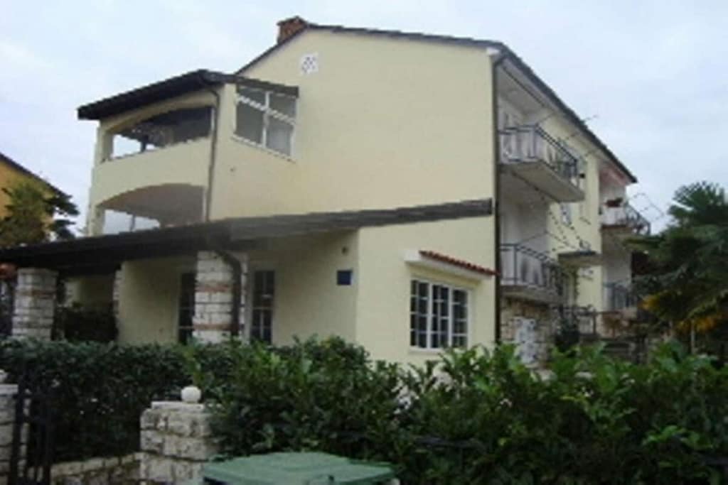 Living room(single sofa bed, TV), Kitchen(stove, electric kettle, toaster, coffee machine, microwave, dishwasher, fridge, freezer, Food processor), bedroom(double bed), bathroom(shower), tumble dryer, washing machine, balcony(balcony), garden furniture, parking, iron