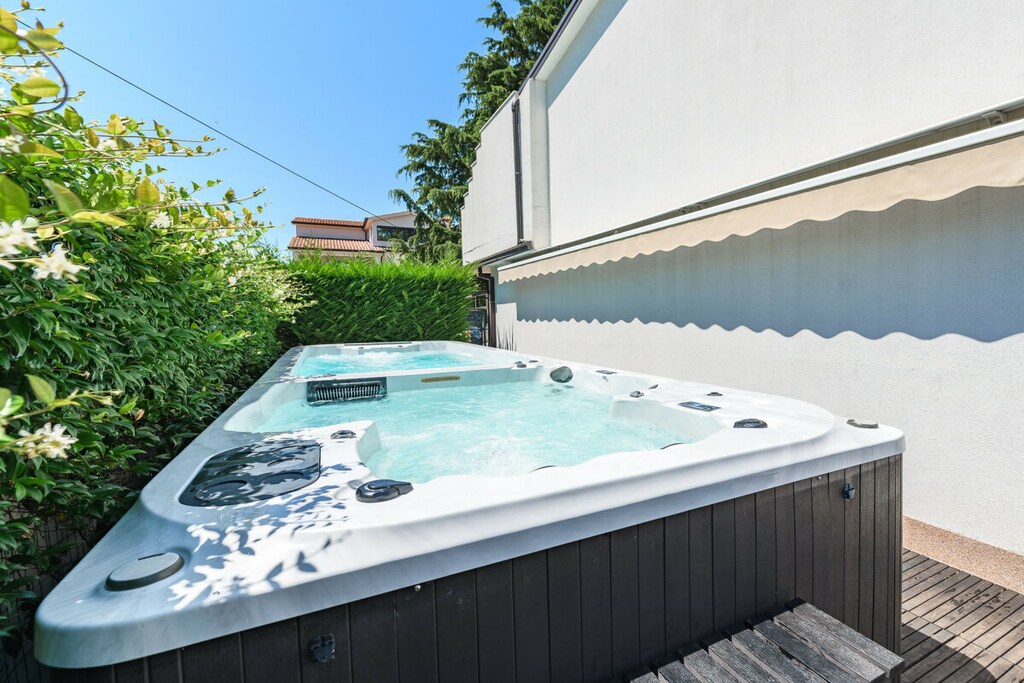 On the ground floor, there is a fully equipped kitchen, a spacious dining and living area opening onto a shaded terrace, and a bathroom with a bathtub. Upstairs, there are four double bedrooms, a bathroom with a bathtub, and a spacious living area. On the top floor, a gallery houses a spacious bedroom with a bathroom with a shower.
Outside, there is a garden with a 5-person hot tub and a pool. Since it is a hot tub/pool combination, both are heated.
There is a garden and parking for 3 cars.