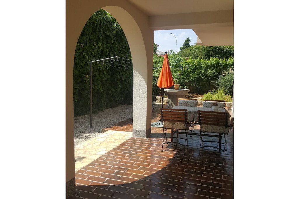 The comfortable apartment KrkAp is located on the ground floor of a family house and offers a private sphere for 2 people (or 2 adults and 2 small children). This apartment consists of a fully equipped kitchen, a bedroom with a king-size bed, and a bathroom with a shower. The apartment features a charming terrace with a barbecue, garden furniture, and sun loungers. The accommodation is designed for 2 people, but upon request and for an additional charge, 2 additional people (children) can be accommodated on a sofa in the living room.