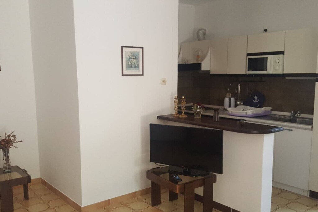 Ground floor: (Living/diningroom(Sofa, TV, dining table, stove, air conditioning), bedroom(Bed Linen, Wardrobe, double king size bed), bathroom(Mirror, toilet, shower, washbasin, bidet), storage(drying cabinet))\n\nHot Water, Internet Access DSL, terrace(Sun Umbrella, garden furniture, sun loungers), garden(Barbecue center), parking, drying cabinet