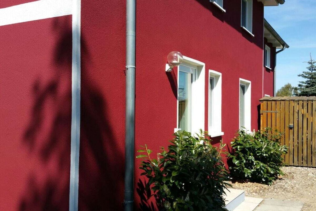 Ground floor: (hallway(Mirror, Wardrobe Coatrack), Kitchen(Egg Cooker, Games, Tea Towels, Kitchenette, library, TV, dining table, DVD player, CD player, electric kettle, toaster, cooker, coffee machine, oven, grill, dishwasher, fridge, freezer), Living/diningroom(Games, Sofa, Kitchenette, library, TV, dining table, stove, DVD player, radio, air conditioning), bedroom(Bed Linen, Wardrobe, double bed, insect screens), bathroom(Mirror, toilet, shower, washbasin, heating, insect screens), storage(Vacuum Cleaner))\n\nFire Alarm, Hot Water, Internet Access DSL, Vacuum Cleaner, Internet access, Internet access, First Aid, balcony(Sun Umbrella, garden furniture), heating, terrace(Barbecue center, garden furniture), garden(Barbecue center), parking, drying cabinet