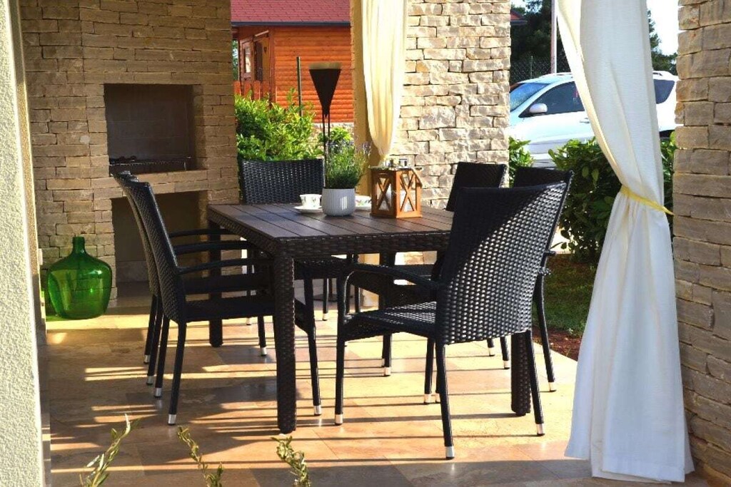 The ground floor features a living and dining room with an open-plan kitchen, which is directly connected to the covered terrace and garden.

The first floor features three bedrooms with king-size beds, two bathrooms, and a gallery with a sofa and armchair connected to one of the bedrooms. One of the bedrooms also has its own small balcony with a sea view. The entire house is air-conditioned.

Casa Mare has two private parking spaces and a well-kept garden with a sea view.

Our guests also have access to a washing machine, free Wi-Fi, and a garden with a barbecue and sun loungers.

The holiday home is suitable for up to 7 people. The property is fenced.