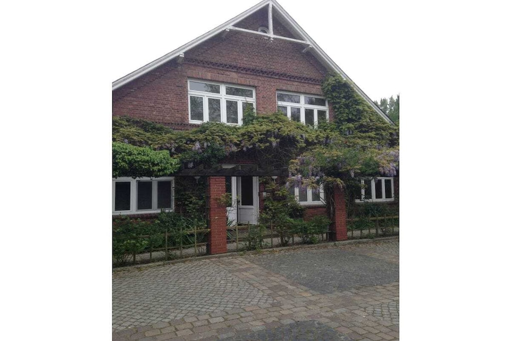 Apartment for 2 people (25 sq m) on the 1st floor

Living and sleeping area with 2 single beds, dining table, and seating.

The kitchenette is accessible from the living room.

The bathroom has a shower and toilet.

Arrival between 1:00 PM and 2:00 PM
