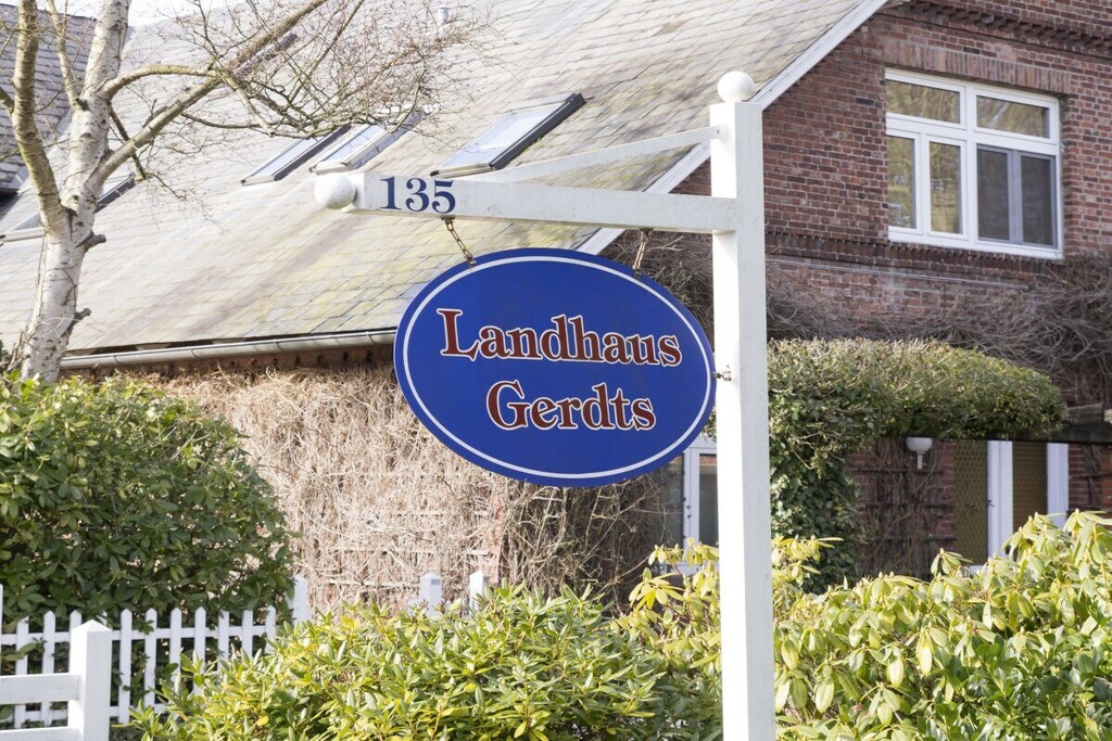 On the 1st floor: (Living/bed room(Sofa, single bed, TV))\n\nFire Alarm, Hot Water, Vacuum Cleaner, bathroom(Mirror, toilet, shower, washbasin), tumble dryer, washing machine, heating, garden(garden furniture, sun loungers), parking, drying cabinet
